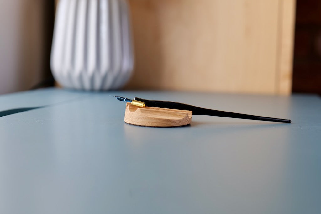 Tani - Wooden pen rest