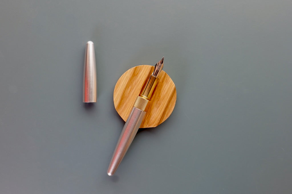 Tani - Wooden pen rest