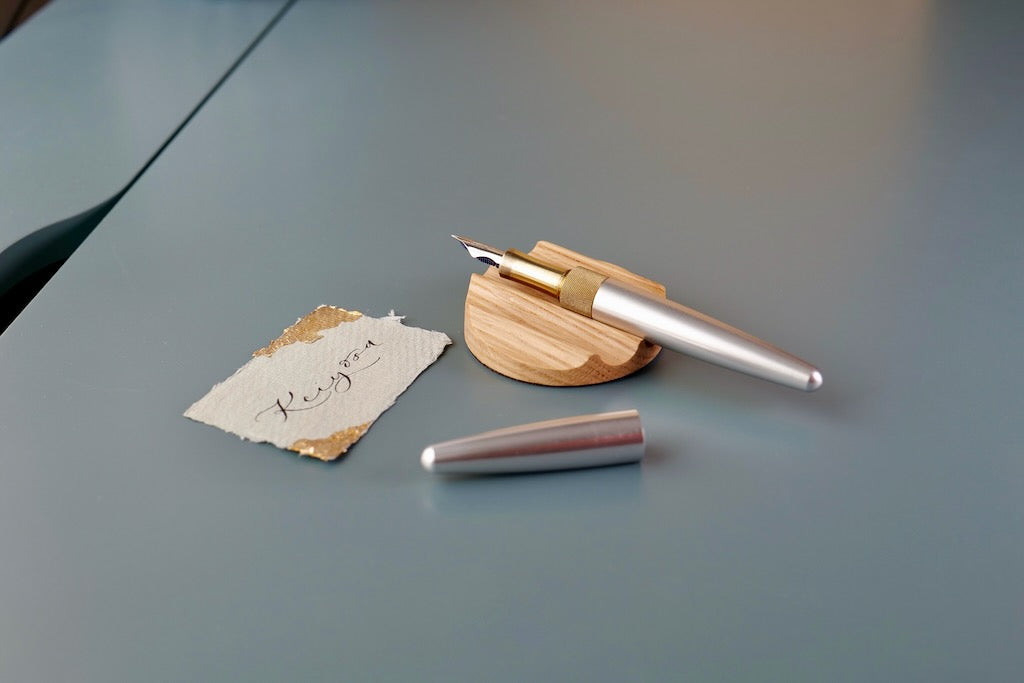 Tani - Wooden pen rest