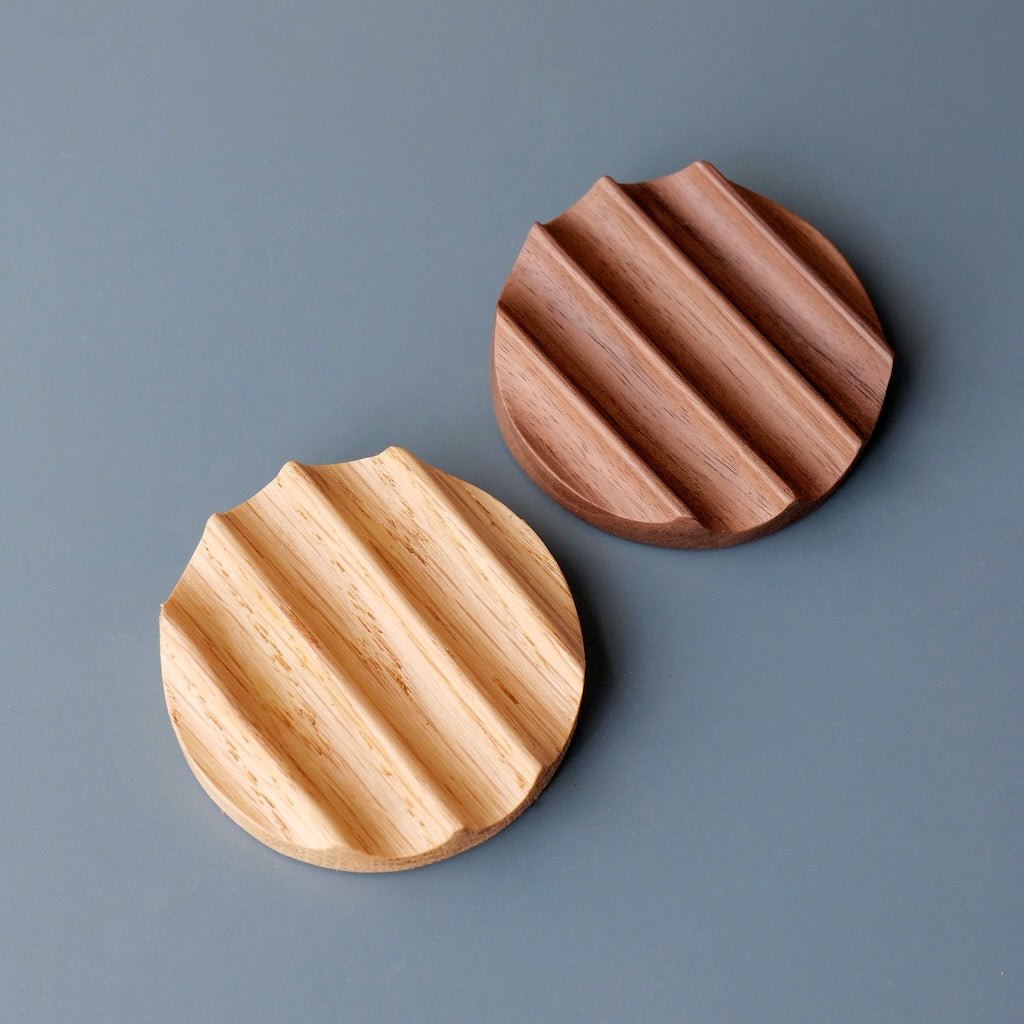 Tani - Wooden pen rest