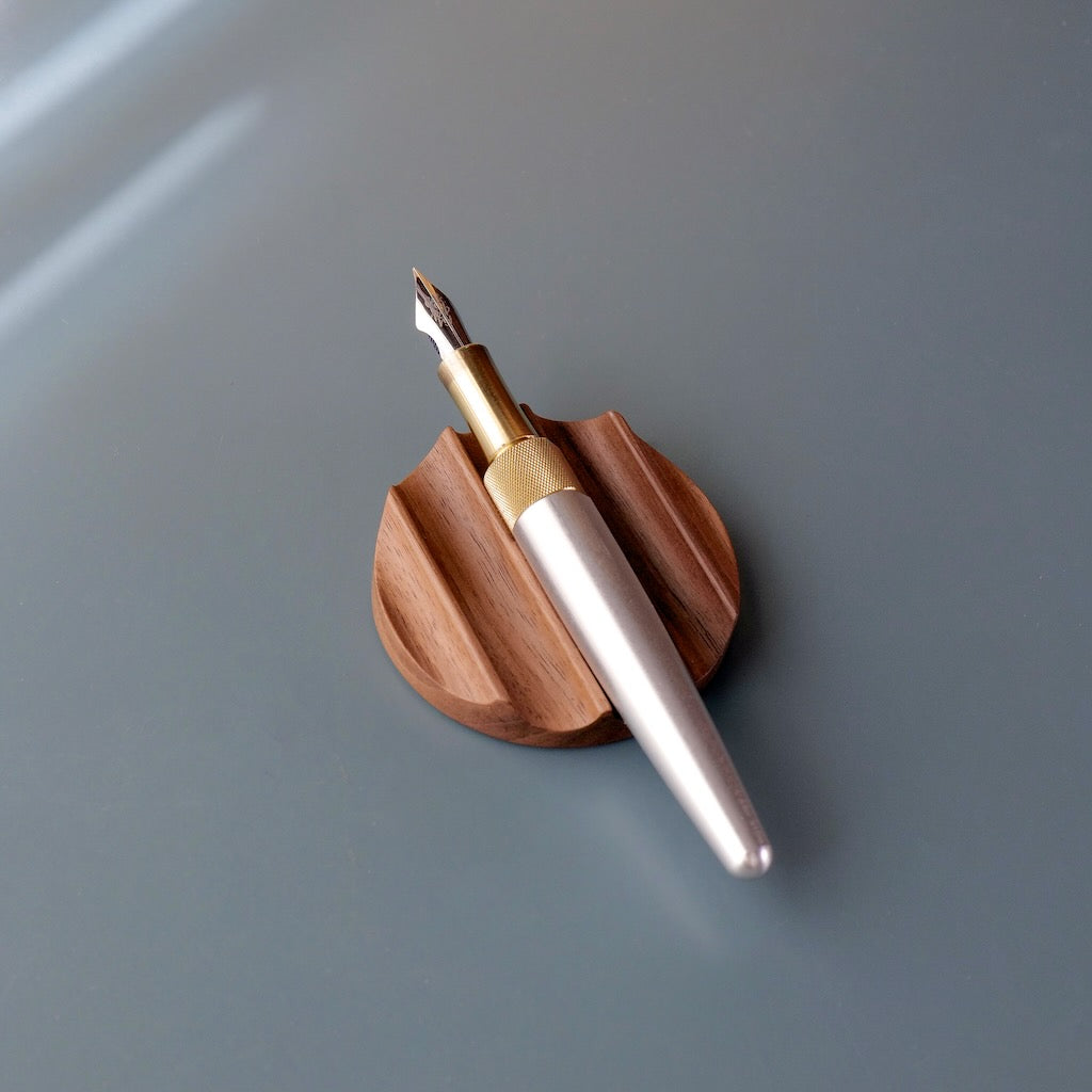 Tani - Wooden pen rest