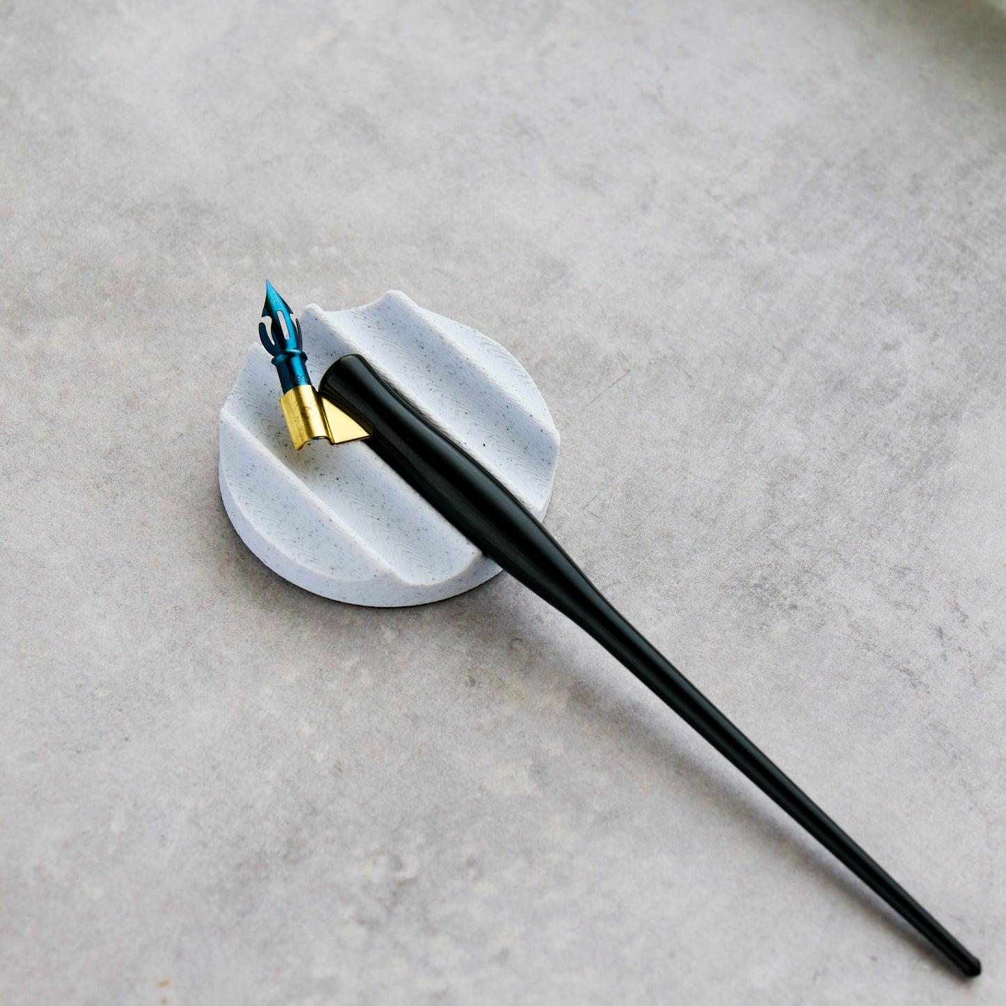 Hue Tani Pen Rest