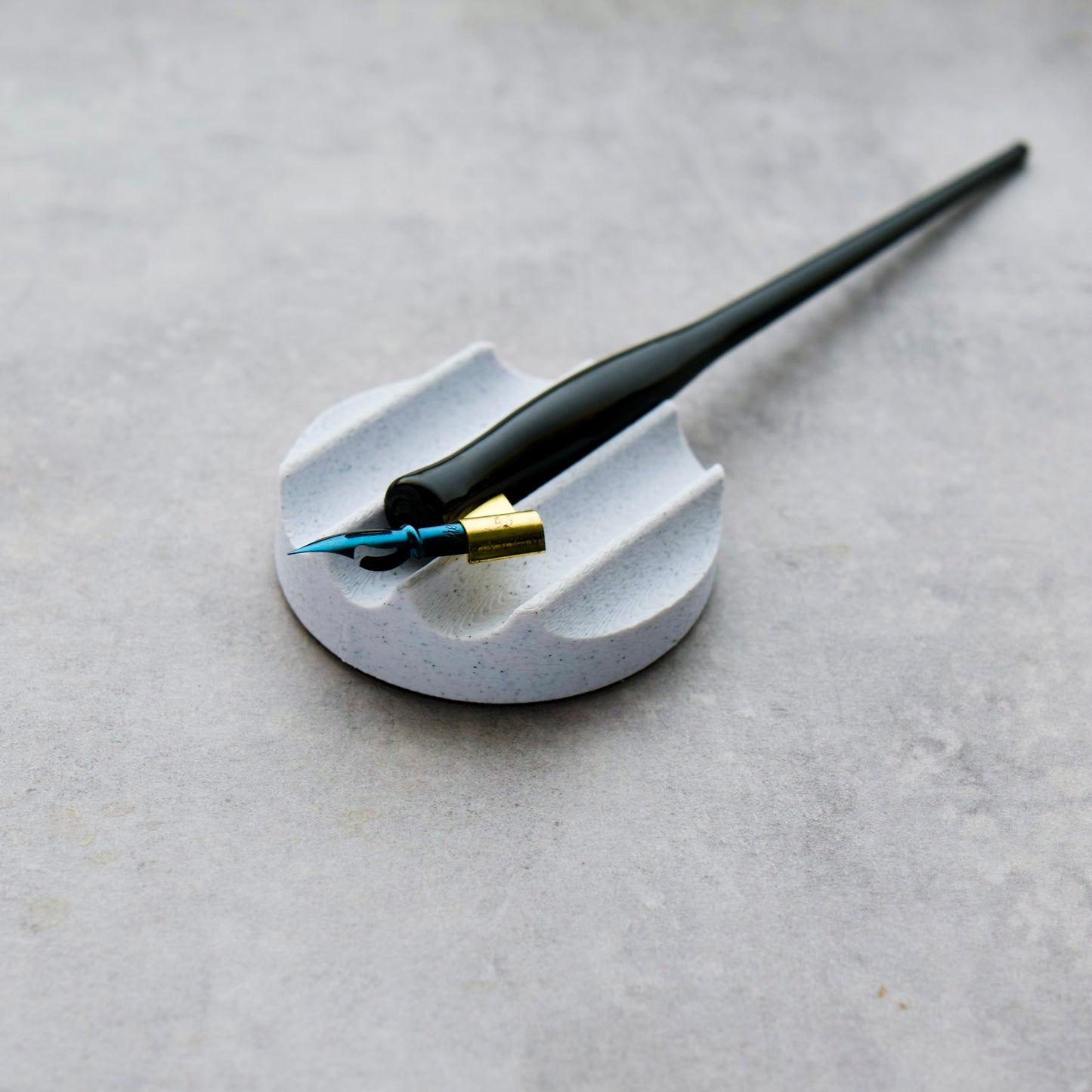 Hue Tani Pen Rest