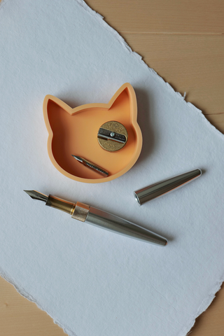 Hue Cat and dog desk tidy