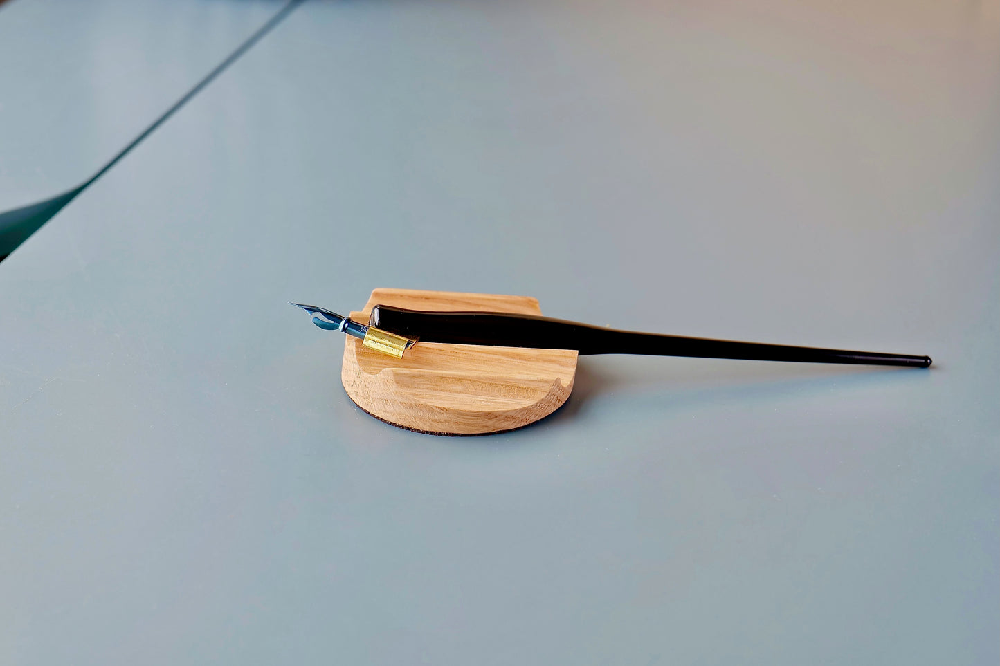 Tani - Wooden pen rest