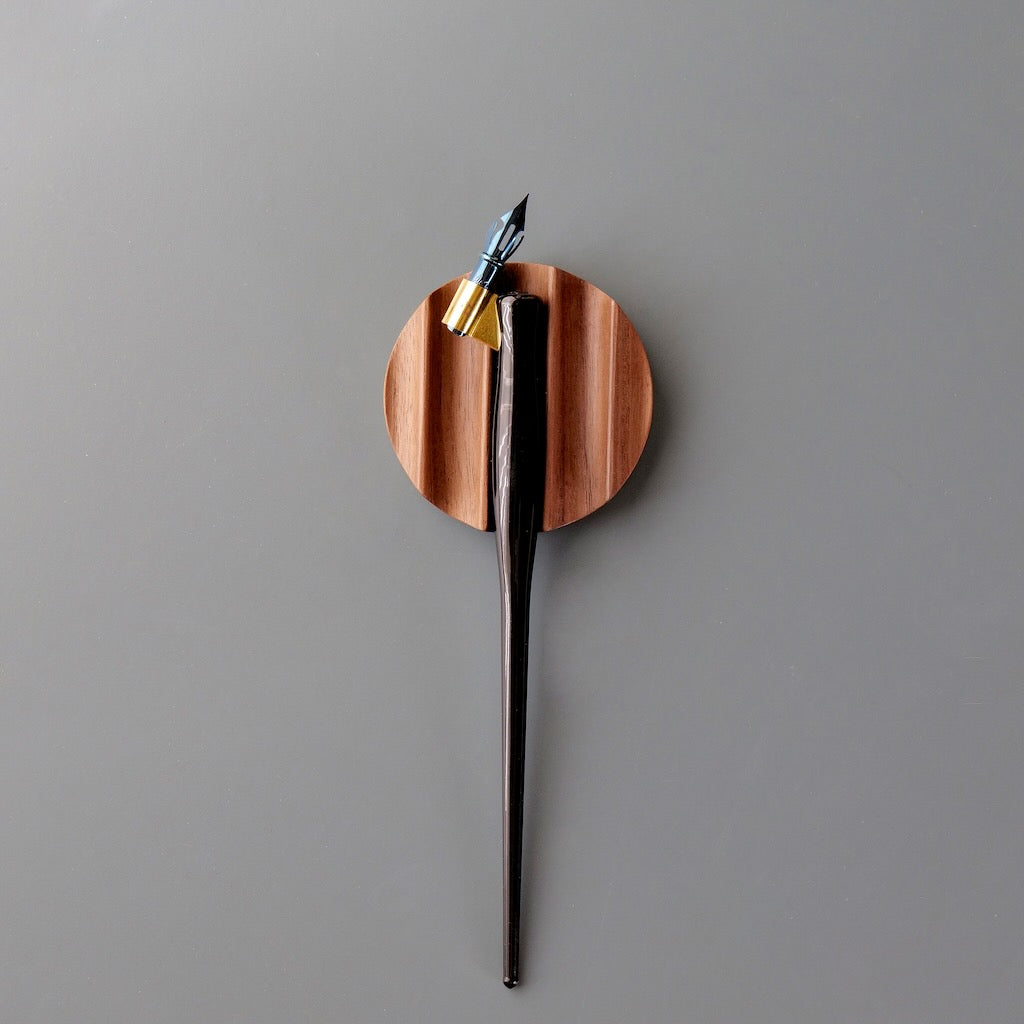 Tani - Wooden pen rest