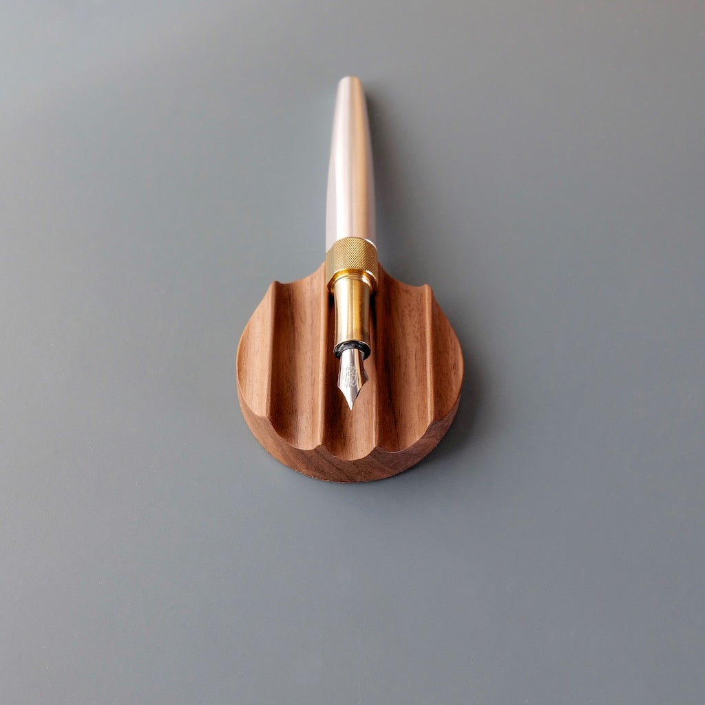 Tani - Wooden pen rest