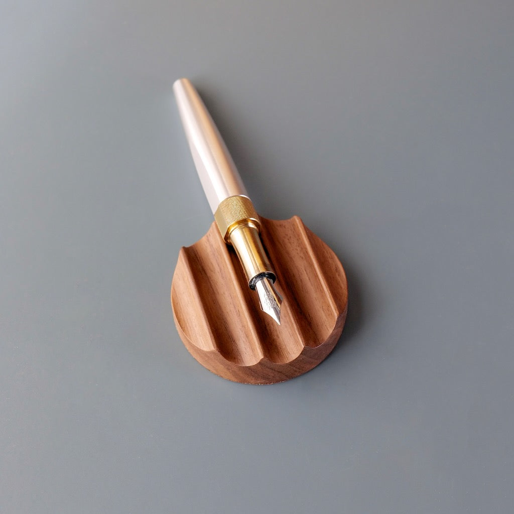Tani - Wooden pen rest